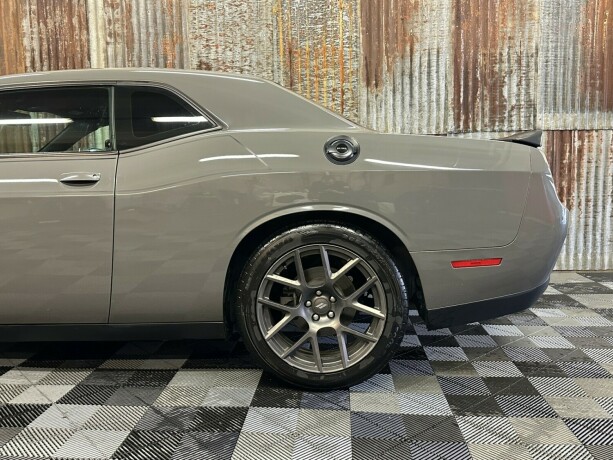 dodge-challenger-bensin-2017-big-14