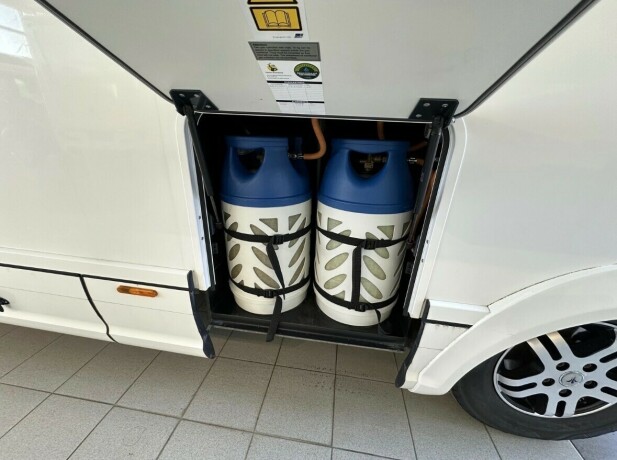 niesmann-bischoff-arto-88le-2-enkle-senger-senkeseng-reg-for-5-lithium-x-2-solcelle-alde-diesel-2014-big-9