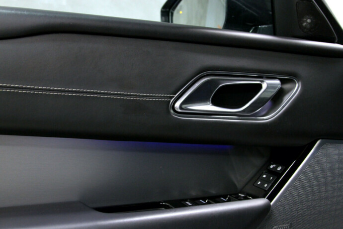 land-rover-range-rover-velar-bensin-2018-big-29