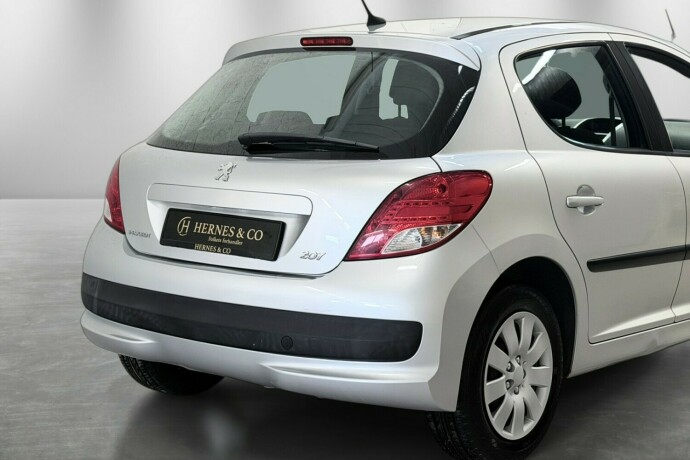 peugeot-207-diesel-2010-big-5