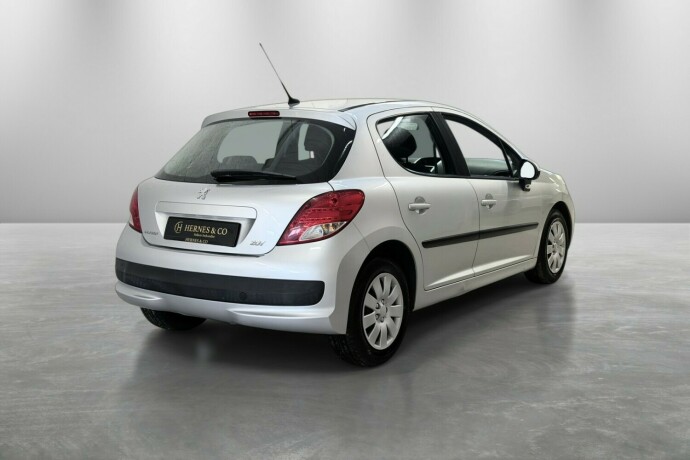 peugeot-207-diesel-2010-big-4