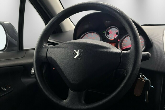 peugeot-207-diesel-2010-big-16