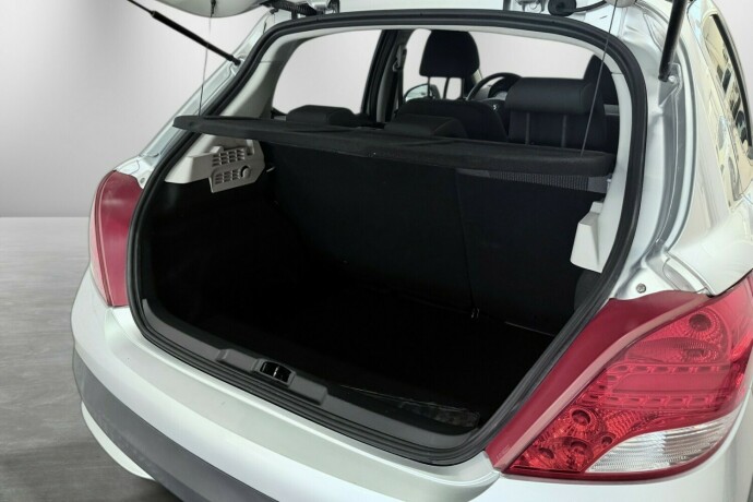 peugeot-207-diesel-2010-big-10