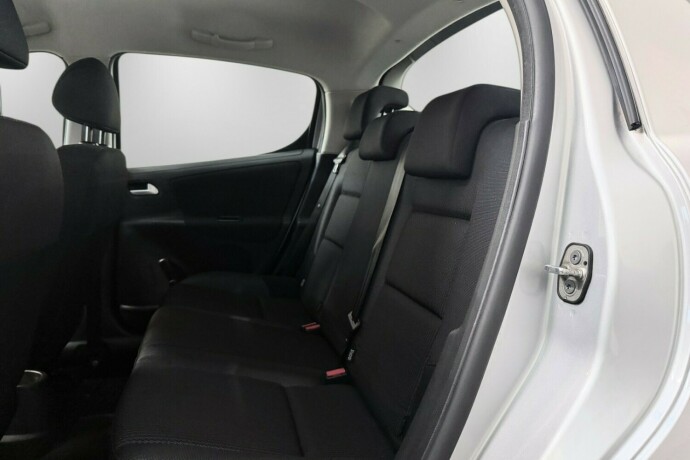 peugeot-207-diesel-2010-big-12