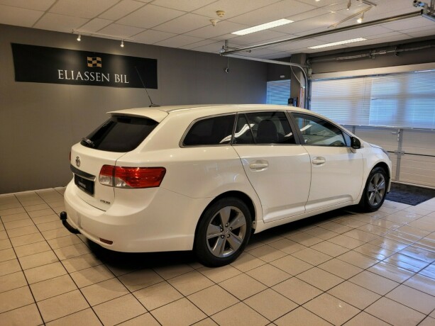 toyota-avensis-bensin-2015-big-4