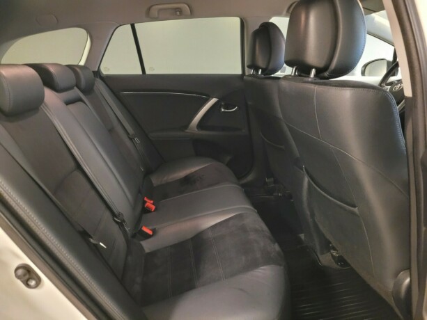 toyota-avensis-bensin-2015-big-16