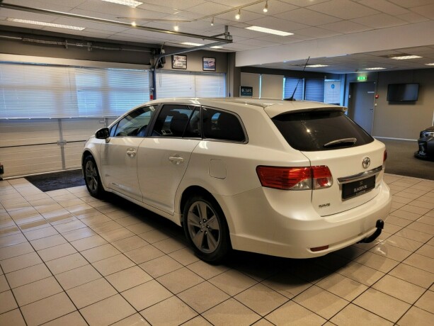 toyota-avensis-bensin-2015-big-6