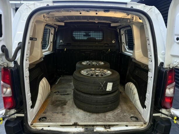 toyota-proace-city-diesel-2022-big-23