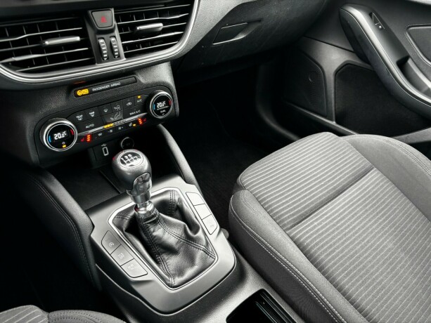 ford-focus-bensin-2019-big-17