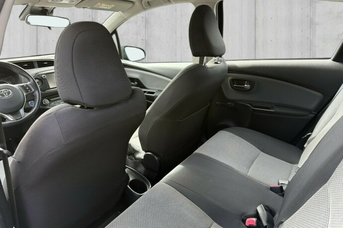 toyota-yaris-elektrisitetbensin-2015-big-16