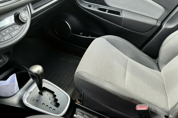 toyota-yaris-elektrisitetbensin-2015-big-15