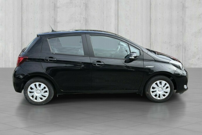 toyota-yaris-elektrisitetbensin-2015-big-6