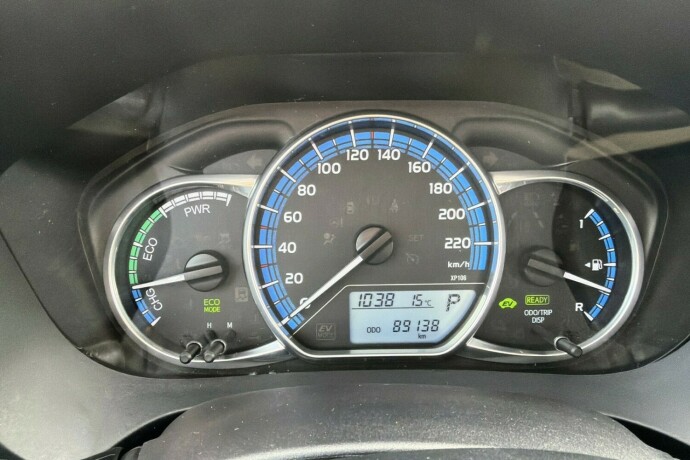 toyota-yaris-elektrisitetbensin-2015-big-11