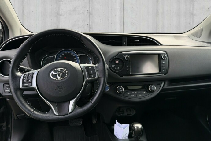 toyota-yaris-elektrisitetbensin-2015-big-10