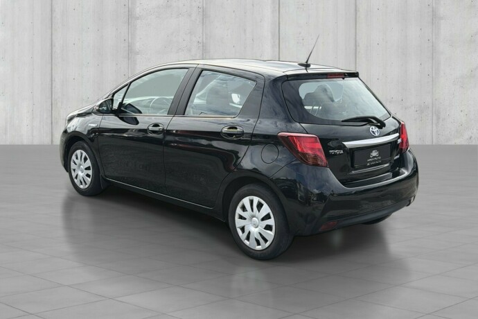 toyota-yaris-elektrisitetbensin-2015-big-3