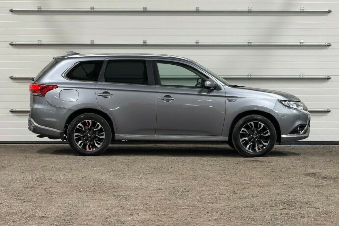 mitsubishi-outlander-elektrisitetbensin-2015-big-1