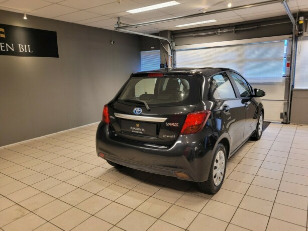 toyota-yaris-elektrisitetbensin-2015-big-5