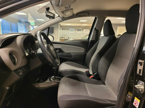 toyota-yaris-elektrisitetbensin-2015-big-16