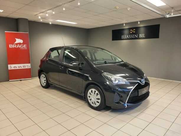 toyota-yaris-elektrisitetbensin-2015-big-0