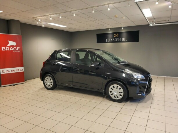 toyota-yaris-elektrisitetbensin-2015-big-2