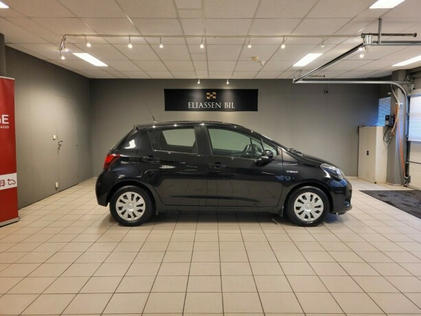 toyota-yaris-elektrisitetbensin-2015-big-3