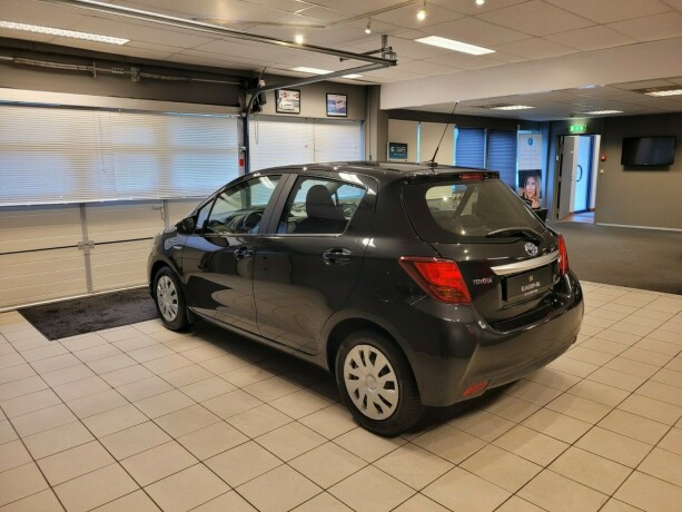 toyota-yaris-elektrisitetbensin-2015-big-6
