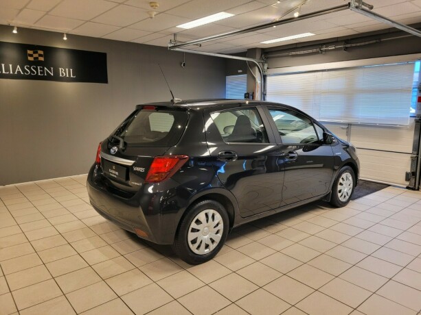 toyota-yaris-elektrisitetbensin-2015-big-4