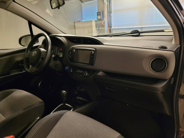 toyota-yaris-elektrisitetbensin-2015-big-11