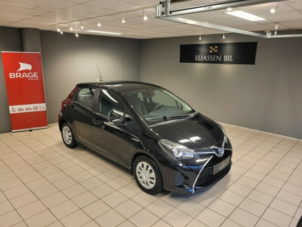 toyota-yaris-elektrisitetbensin-2015-big-1