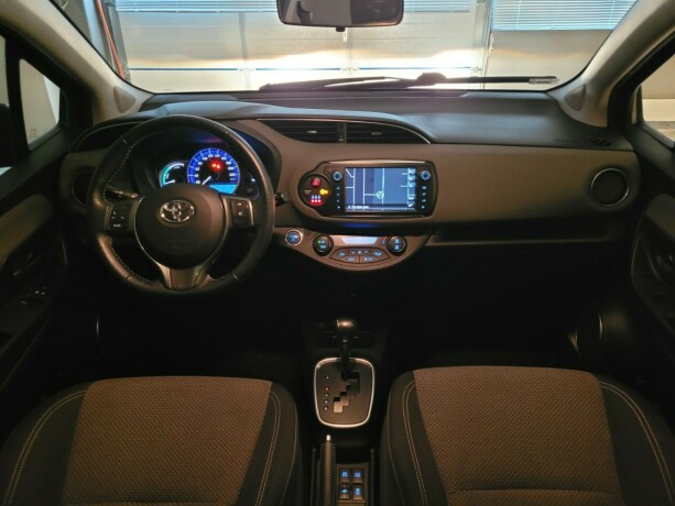 toyota-yaris-elektrisitetbensin-2015-big-23