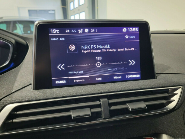 peugeot-5008-bensin-2018-big-16