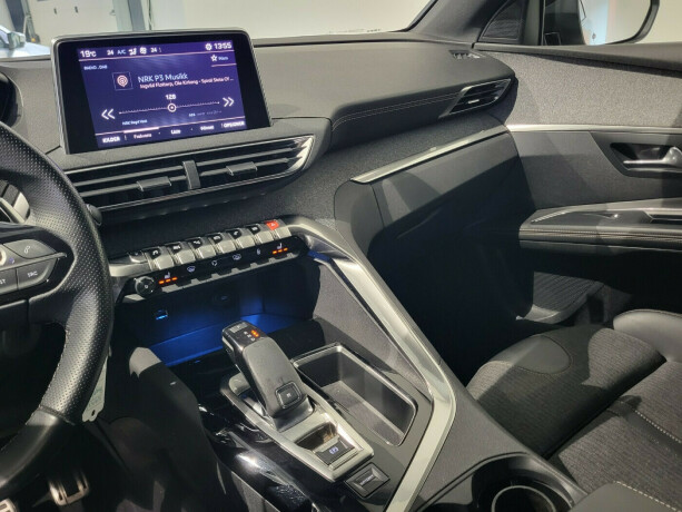 peugeot-5008-bensin-2018-big-15