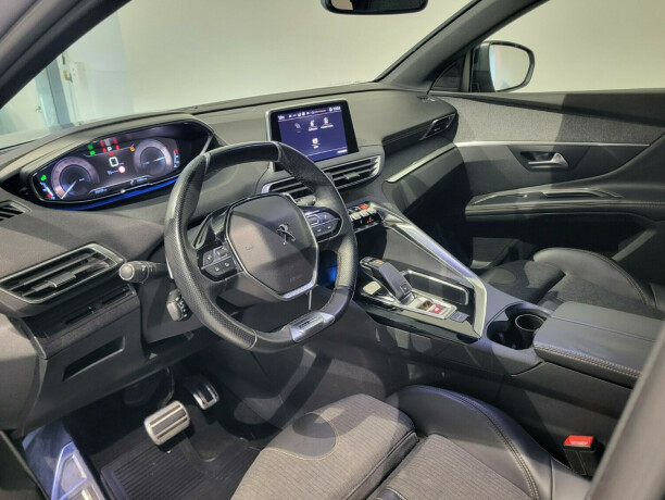 peugeot-5008-bensin-2018-big-12