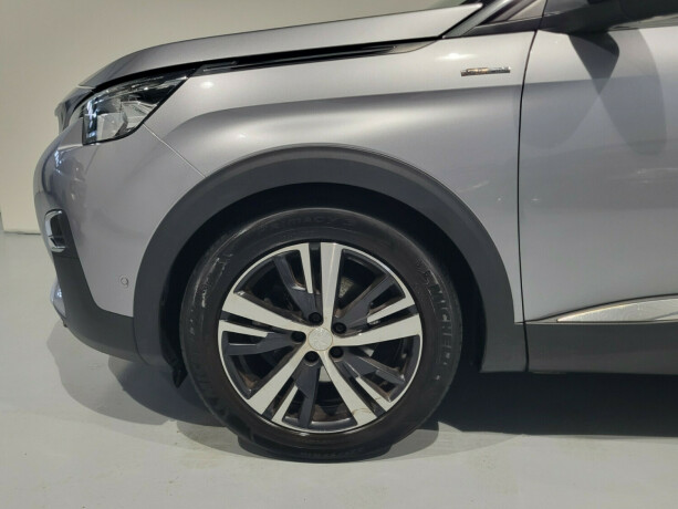 peugeot-5008-bensin-2018-big-5