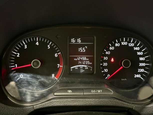 volkswagen-polo-bensin-2011-big-10
