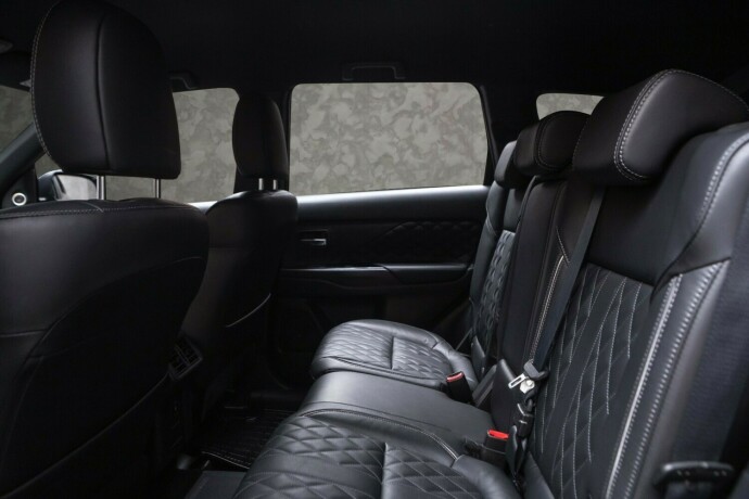 mitsubishi-outlander-plug-in-petrol-2020-big-25