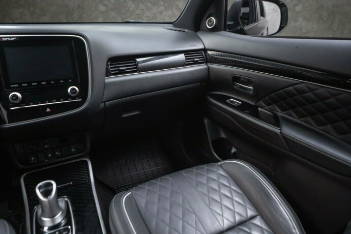 mitsubishi-outlander-plug-in-petrol-2020-big-28