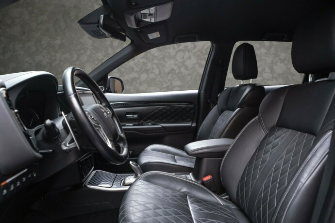 mitsubishi-outlander-plug-in-petrol-2020-big-23