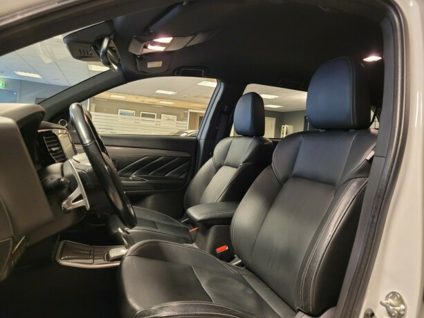 mitsubishi-outlander-plug-in-petrol-2020-big-23