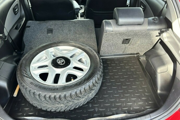 toyota-yaris-elektrisitetbensin-2015-big-20