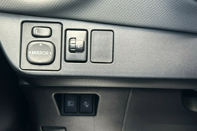 toyota-yaris-elektrisitetbensin-2015-big-16