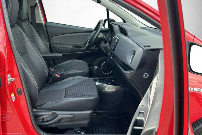 toyota-yaris-elektrisitetbensin-2015-big-12