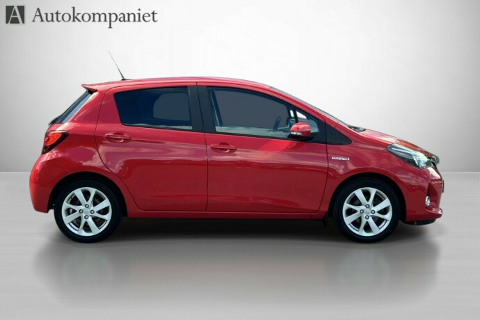 toyota-yaris-elektrisitetbensin-2015-big-1