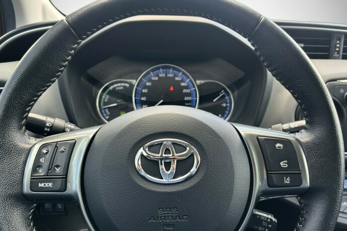 toyota-yaris-elektrisitetbensin-2015-big-13