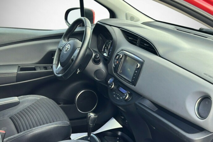 toyota-yaris-elektrisitetbensin-2015-big-11