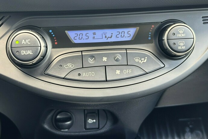 toyota-yaris-elektrisitetbensin-2015-big-15