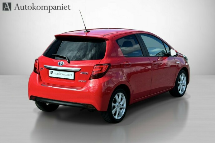toyota-yaris-elektrisitetbensin-2015-big-2
