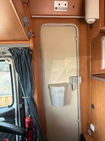 sunlight-alkove-dobbelseng-bak-vanlig-f248rerkort-truma-kombi-god-nyttelast-diesel-2007-big-30