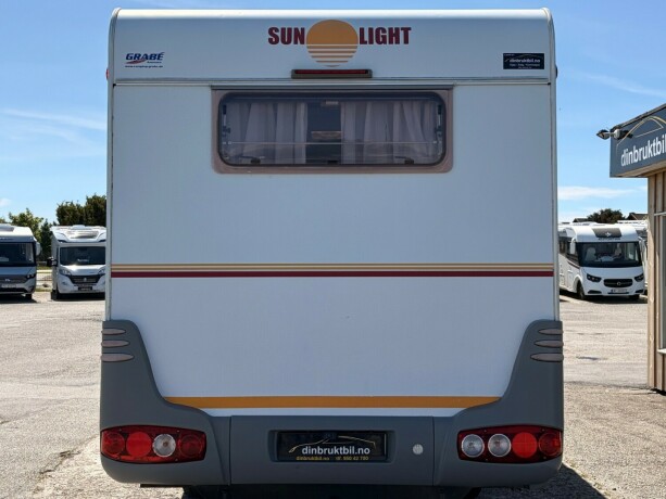 sunlight-alkove-dobbelseng-bak-vanlig-f248rerkort-truma-kombi-god-nyttelast-diesel-2007-big-5