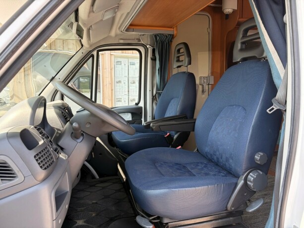 sunlight-alkove-dobbelseng-bak-vanlig-f248rerkort-truma-kombi-god-nyttelast-diesel-2007-big-13
